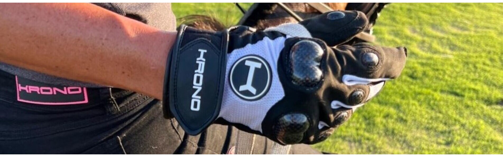 https://www.kronopolo.es/image/cache/catalog/BLOG%20PHOTOS/carbon%20polo%20gloves-1903x596.jpg