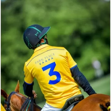 Casco de Polo Negro con Franja y Detalles Verdes Casco de Polo Negro con Franja y Detalles Verdes